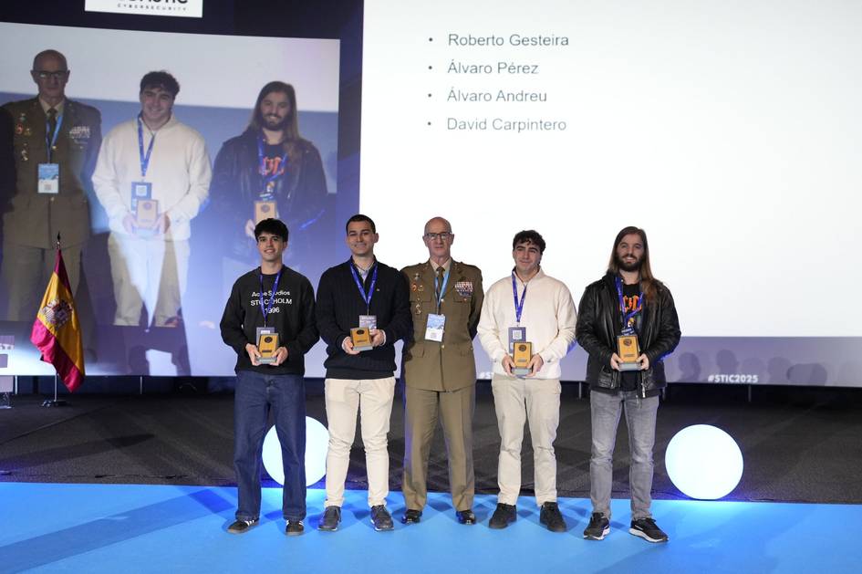 ICAI Cyber Team recibe el premio de Talent4Cyber 2025 junto a un representante del MCCE.